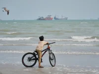 Iran pushes for Hormuz plan as Trump rebuffs peace‑talk claims